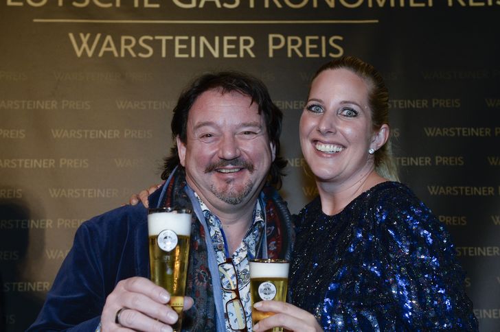 Kolja Kleeberg und Catharina Cramer, geschäftsführende Gesellschafterin der Warsteiner Gruppe, bei der Preisverleihung zum Deutschen Gastronomiepreis 2016. Foto: Warsteiner Brauerei