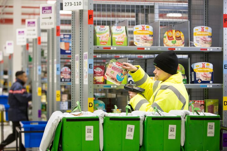 Ein Mitarbeiter scannt „Amazon Fresh“-Produkte im Kühllager. Foto: Amazon, Dirk Mathesius