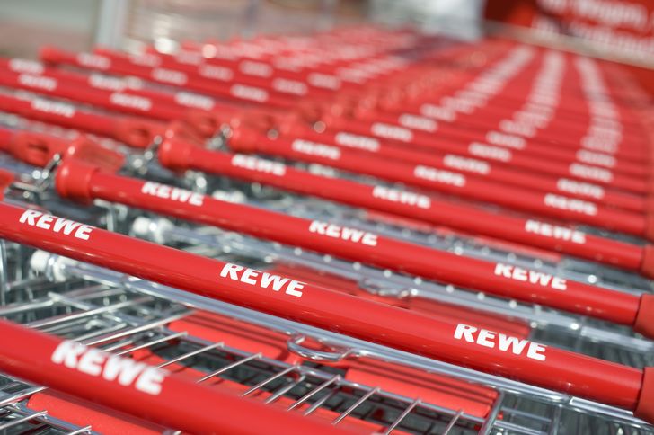 Die Supermarktkette Rewe liefert seine Lebensmittel bundesweit mit einer eigenen Flotte aus.