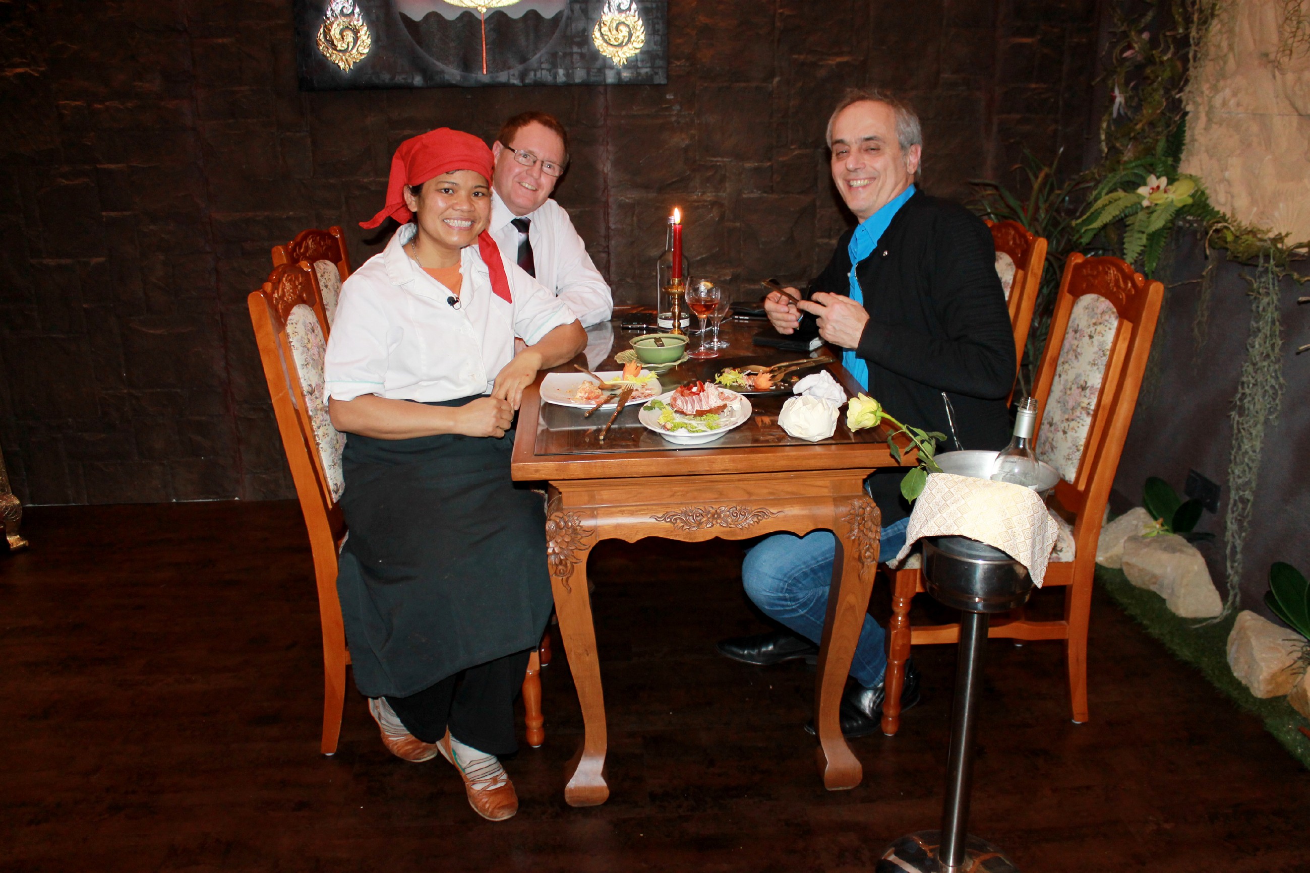 „Royal Thai“ in Horn-Bad Meinberg: (v.l.) Janree Biere, Andreas Biere, Restaurant-Tester Christian Rach. Foto: RTL