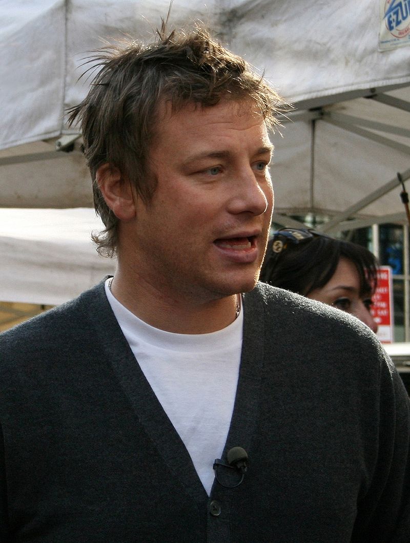 Jamie Oliver. Foto: By really short from NYC, USA (Jamie Oliver in Union Square) [<a href="http://creativecommons.org/licenses/by/2.0">CC BY 2.0</a>], <a href="https://commons.wikimedia.org/wiki/File%3AJamie_Oliver_retouched.jpg">via Wikimedia Commons</a>