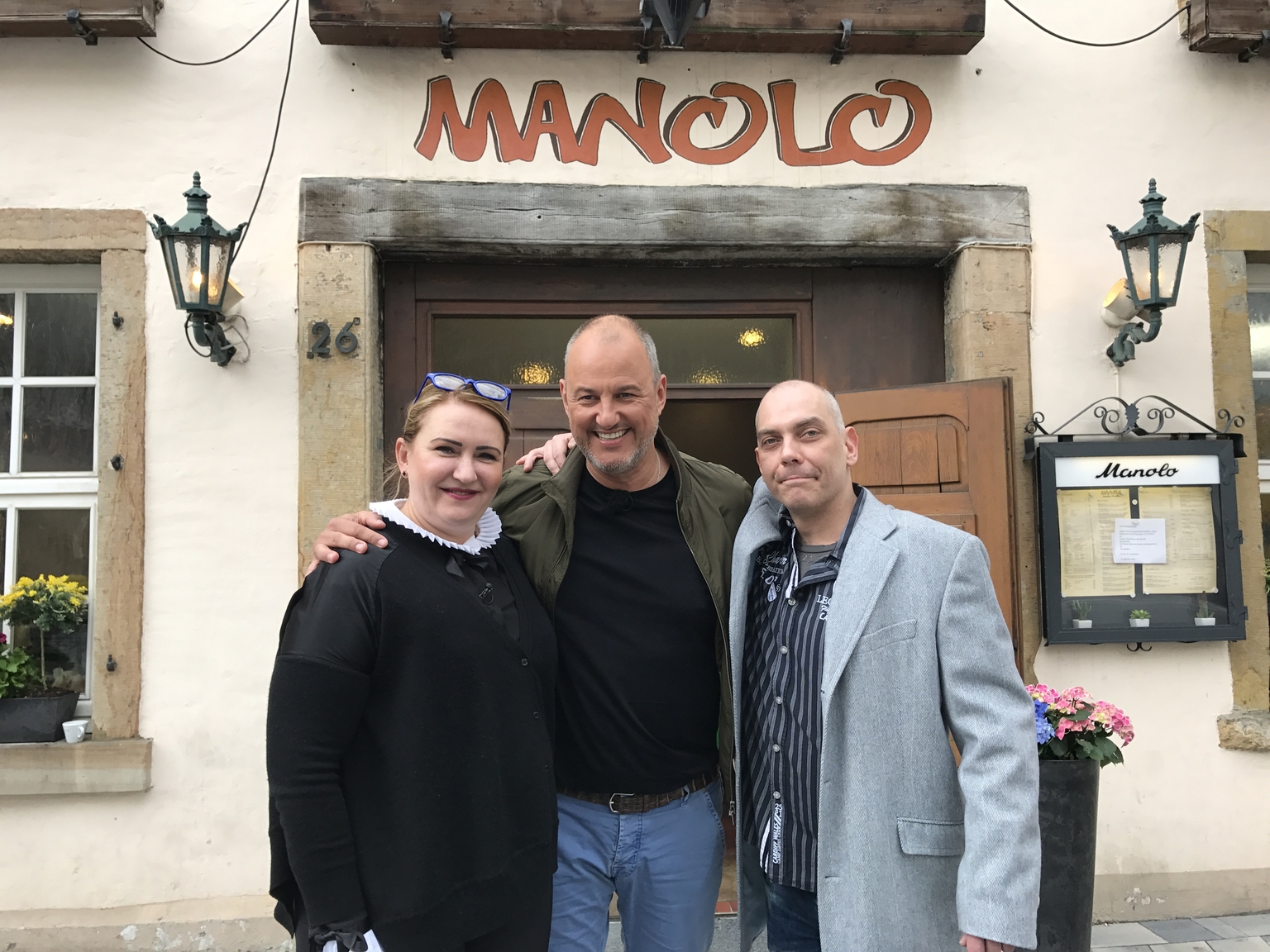 Um ihr mexikanisches Restaurant "Manolo" und damit ihre Existenz zu retten, hoffen Christopher (r.) und seine Frau Irina (l.) auf die Hilfe von Frank Rosin (M.). Foto: 
© kabel eins